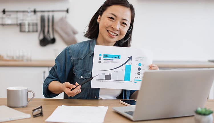 Expert pointing at graphs during remote online briefing